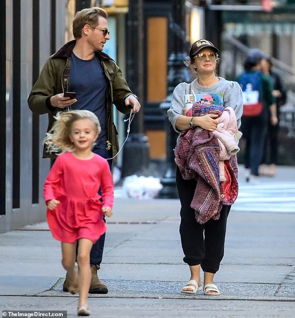 Drew Barrymore đi chơi cùng chồng cũ - 4 Drew Barrymore đi chơi cùng chồng cũ - 4