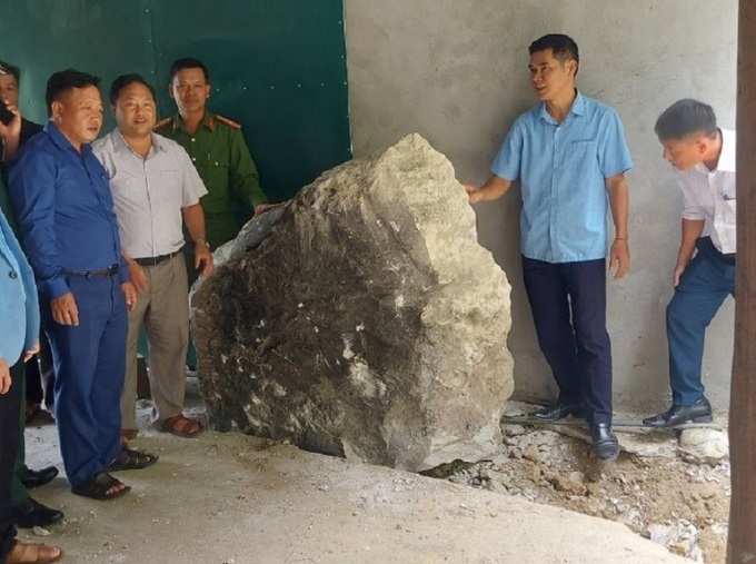 Nhiều tảng đá rơi khiến nhà ông Vừ bị sập (ảnh Lữ Phú).