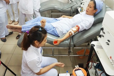 Nhân viên y tế hiến máu 4 đơn vị máu cứu sống sản phụ