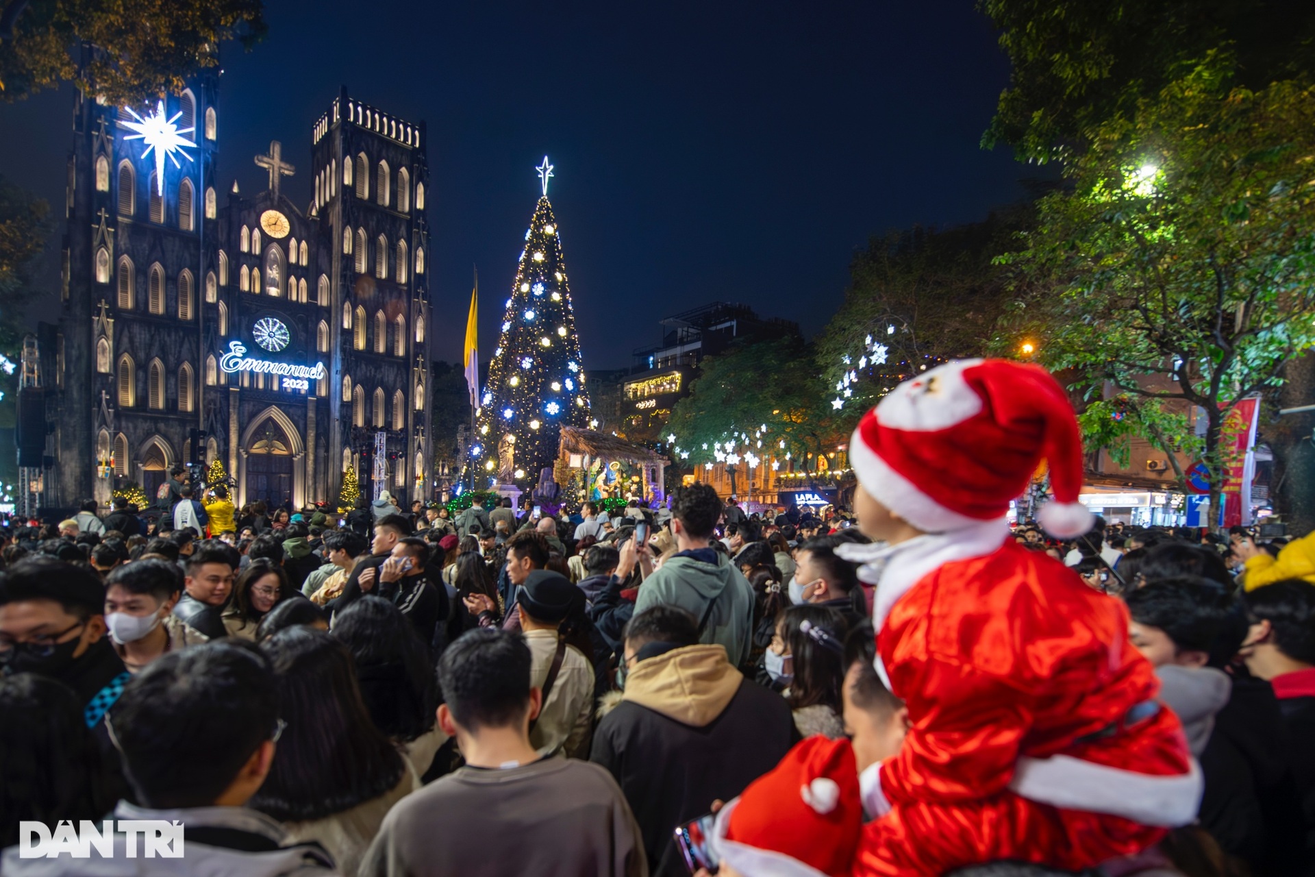 Hanoi is 10 degrees Celsius cold, young people still flock to the Cathedral on Christmas Eve - November
