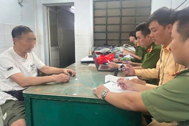 Xử phạt du khách Trung Quốc cưỡi vali chạy trên đường ở TPHCM