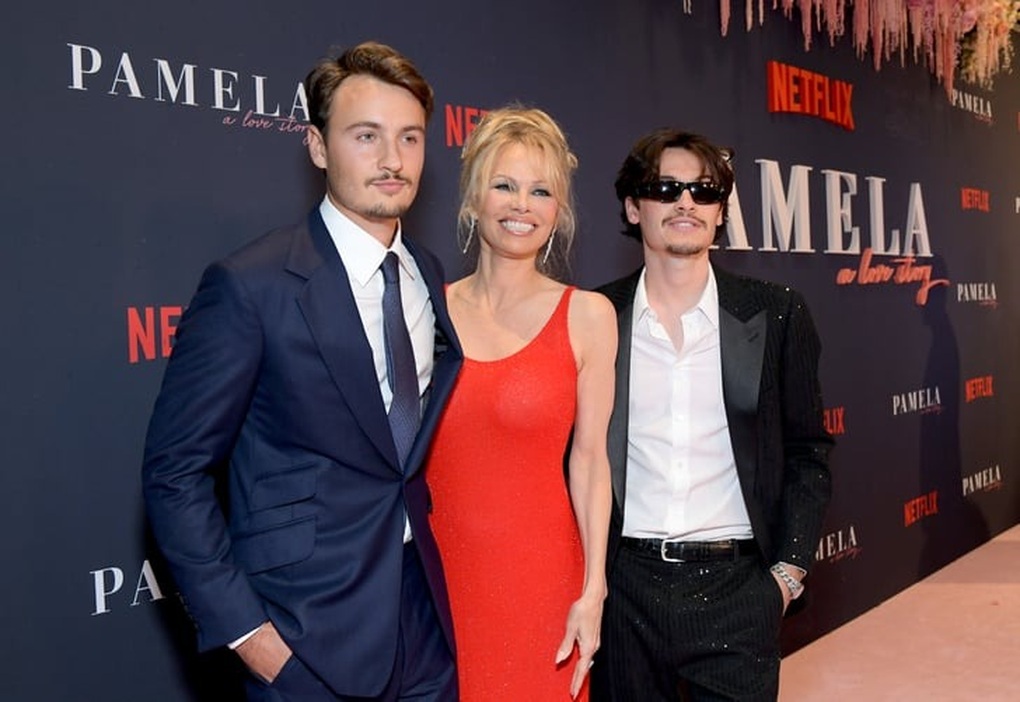 Sắc vóc tuổi 55 của nữ hoàng đồ bơi Pamela Anderson: Đẹp bất chấp bi kịch - 3 Sắc vóc tuổi 55 của nữ hoàng đồ bơi Pamela Anderson: Đẹp bất chấp bi kịch - 3