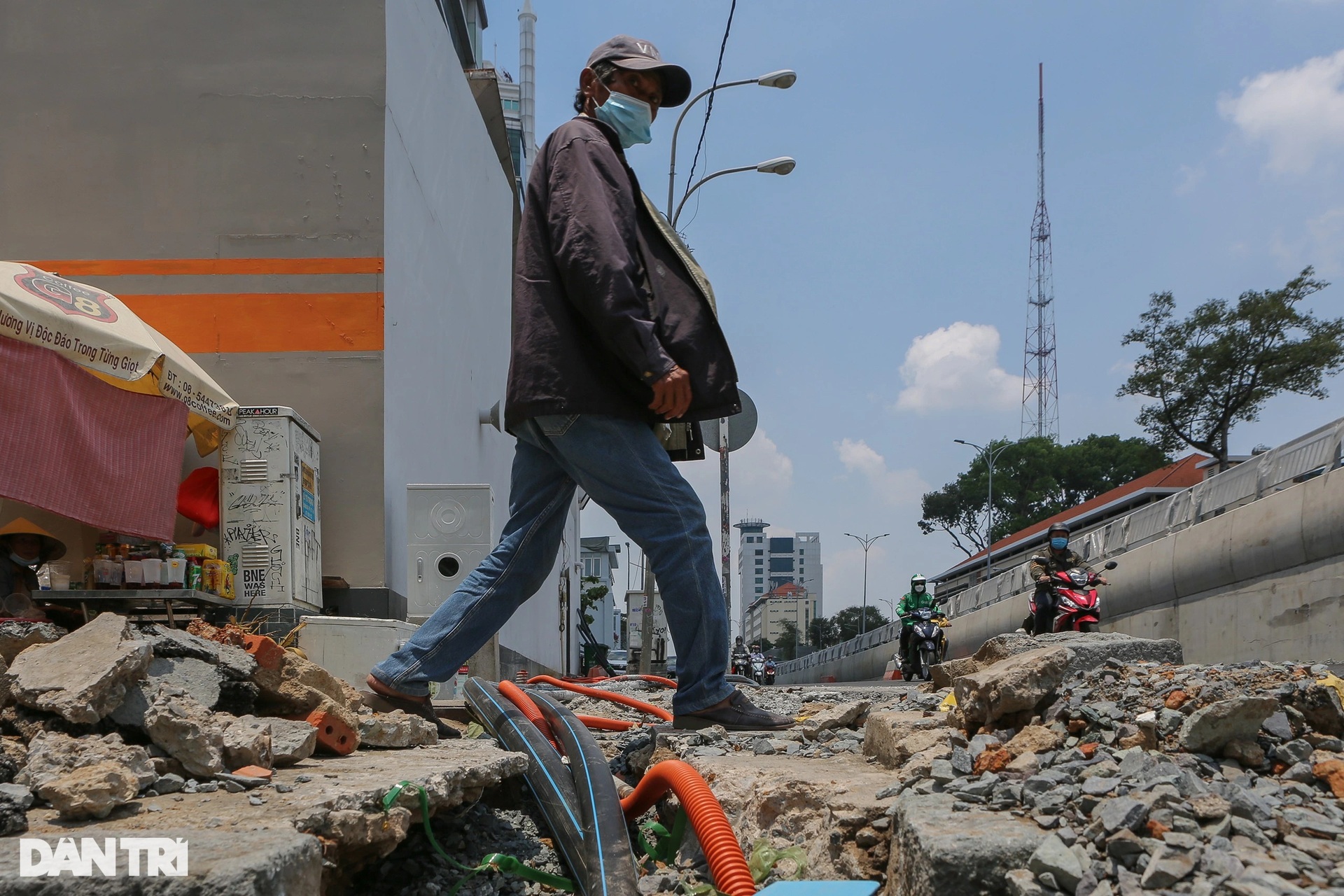 Nhiều tuyến vỉa hè ở trung tâm TPHCM như chiếc áo rách - 2