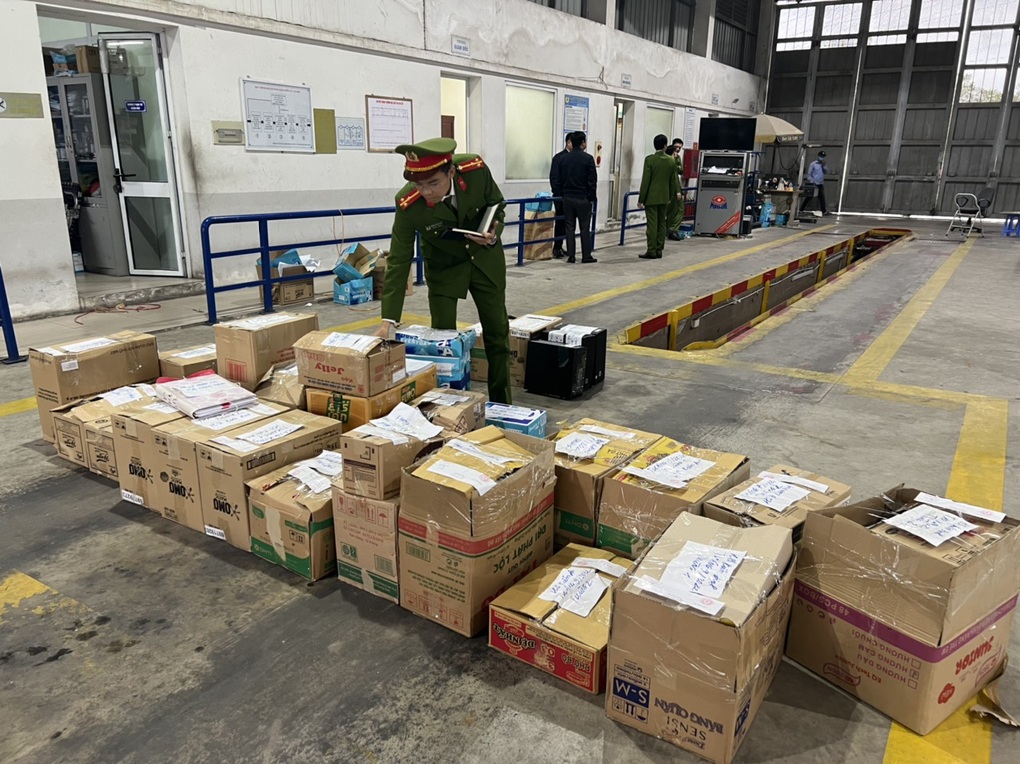 Hà Nội: Tạm giữ 9 lãnh đạo, nhân viên trung tâm đăng kiểm 29-10D - 1 Hà Nội: Tạm giữ 9 lãnh đạo, nhân viên trung tâm đăng kiểm 29-10D - 1