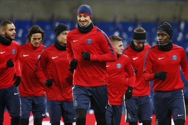 PSG tươi rói khi làm quen mặt sân Stamford Bridge