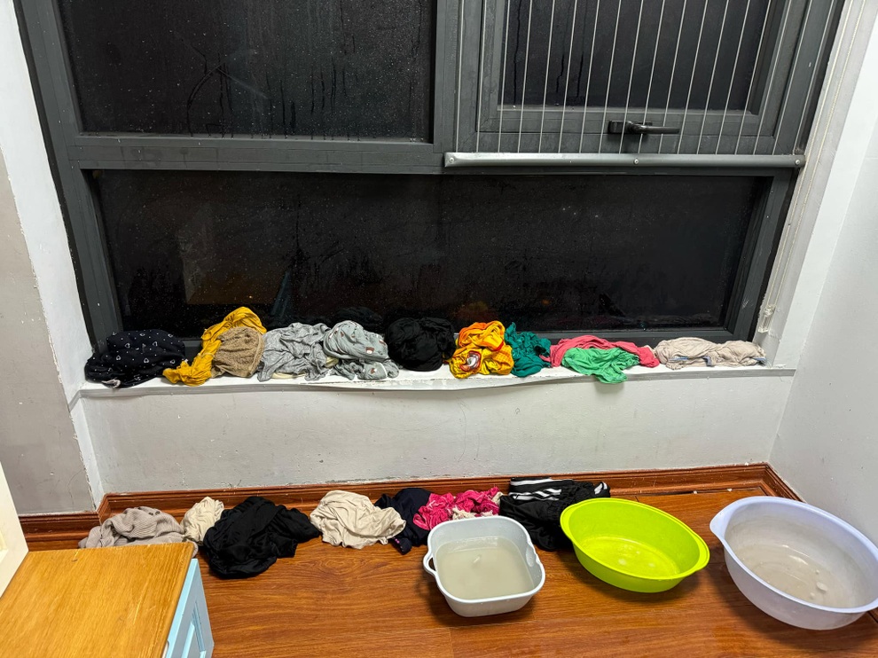 Nước tràn vào ào ạt, dân chung cư Hà Nội trắng đêm mang nồi, chậu ra hứng - 3 Nước tràn vào ào ạt, dân chung cư Hà Nội trắng đêm mang nồi, chậu ra hứng - 3