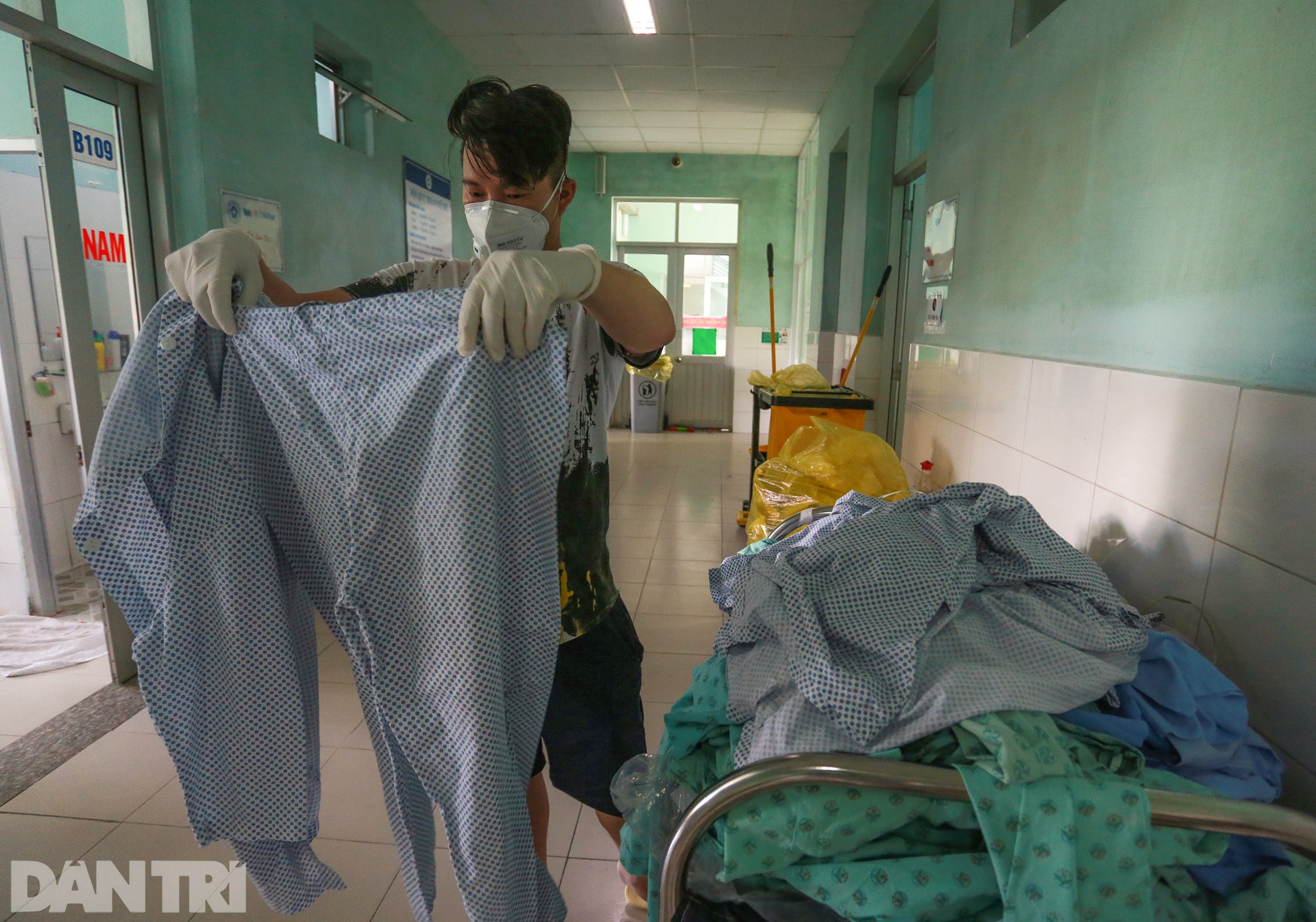 Chàng trai F0 xin làm lao công, gội đầu cho cả khoa điều trị Covid-19 - 3 Chàng trai F0 xin làm lao công, gội đầu cho cả khoa điều trị Covid-19 - 3