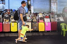 Người nước ngoài ở TPHCM: "Đi bộ dưới lòng đường còn dễ hơn trên vỉa hè"