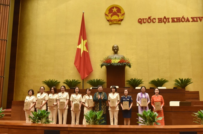 Tuyên dương 208 bông hoa đẹp tiêu biểu trong phòng chống ma túy toàn quốc - Ảnh 3. Tuyên dương 208 bông hoa đẹp tiêu biểu trong phòng chống ma túy toàn quốc - Ảnh 3.