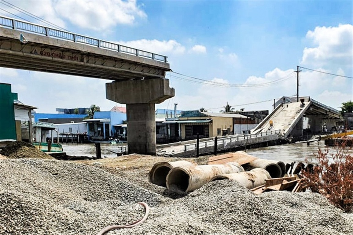 Dấu chấm hỏi cho cây cầu 70 tỷ đồng đổ ập xuống sông - 1 Dấu chấm hỏi cho cây cầu 70 tỷ đồng đổ ập xuống sông - 1