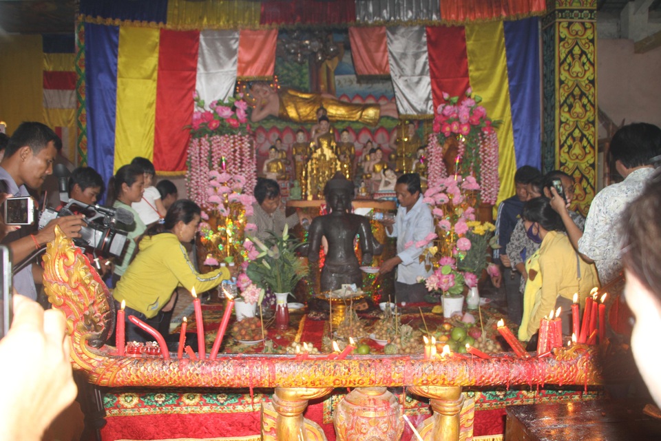 Bức tượng lạ được phát hiện ở Sóc Trăng: Nghi là tượng thần Vishnu - 3 Bức tượng lạ được phát hiện ở Sóc Trăng: Nghi là tượng thần Vishnu - 3