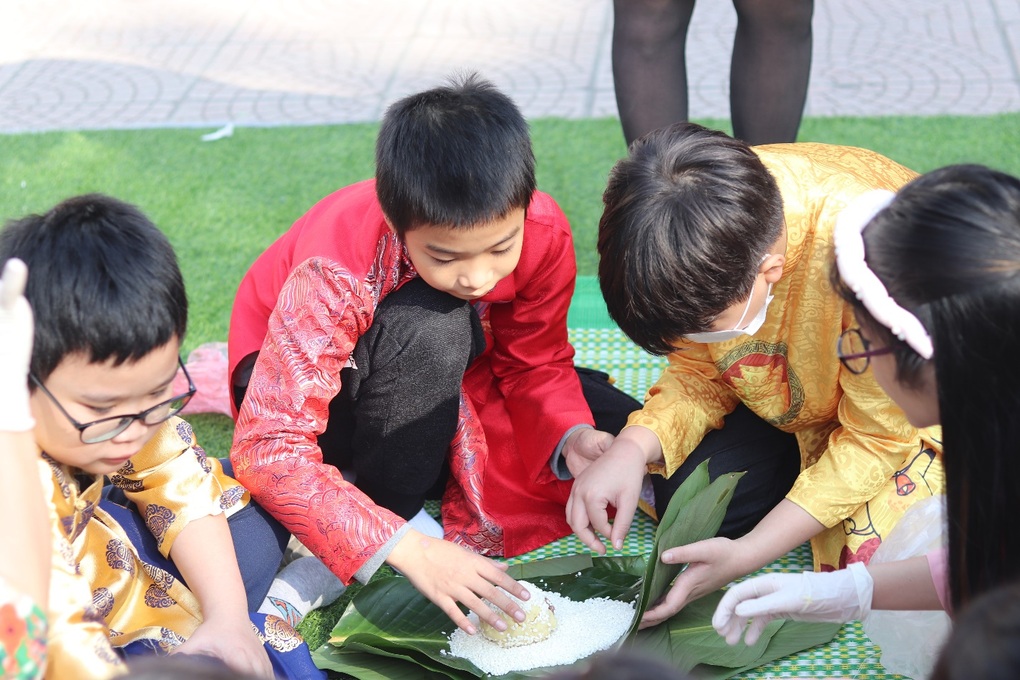 Học sinh Hà Nội học gói bánh chưng, gửi Tết ấm đến trẻ em vùng cao - 7 Học sinh Hà Nội học gói bánh chưng, gửi Tết ấm đến trẻ em vùng cao - 7