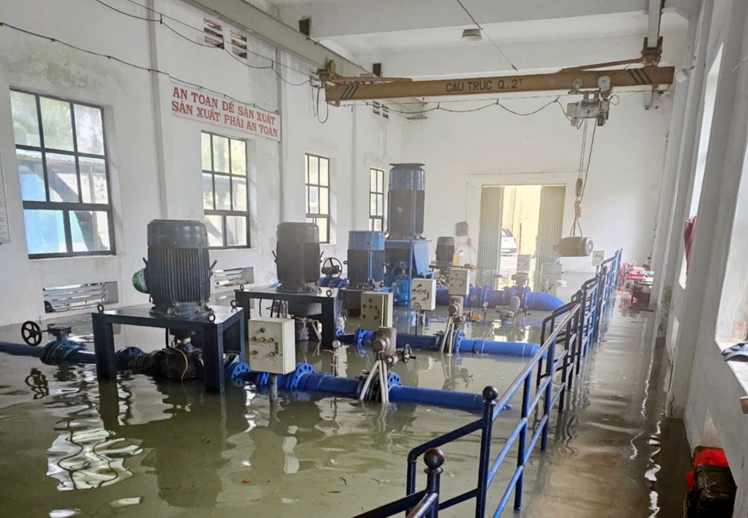 Gần 40.000 khách hàng bị mất nước sạch do mưa lũ đã được cấp trở lại - 1