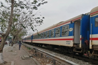 Mùng 4 Tết, người phụ nữ bế bé gái lao vào tàu đang chạy, nghi tự tử