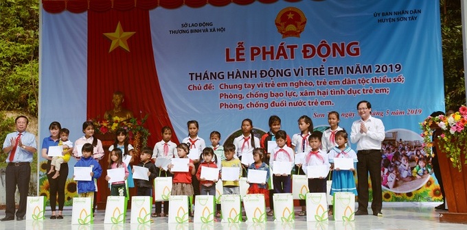 Trao quà cho các em có hoàn cảnh đặc biệt khó khăn ở huyện Sơn Tây. 