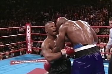 Mike Tyson và Holyfield lên đài hồi những năm 1990