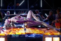 Phim gây tranh cãi kể về cô gái tìm thấy khoái cảm với... những chiếc xe