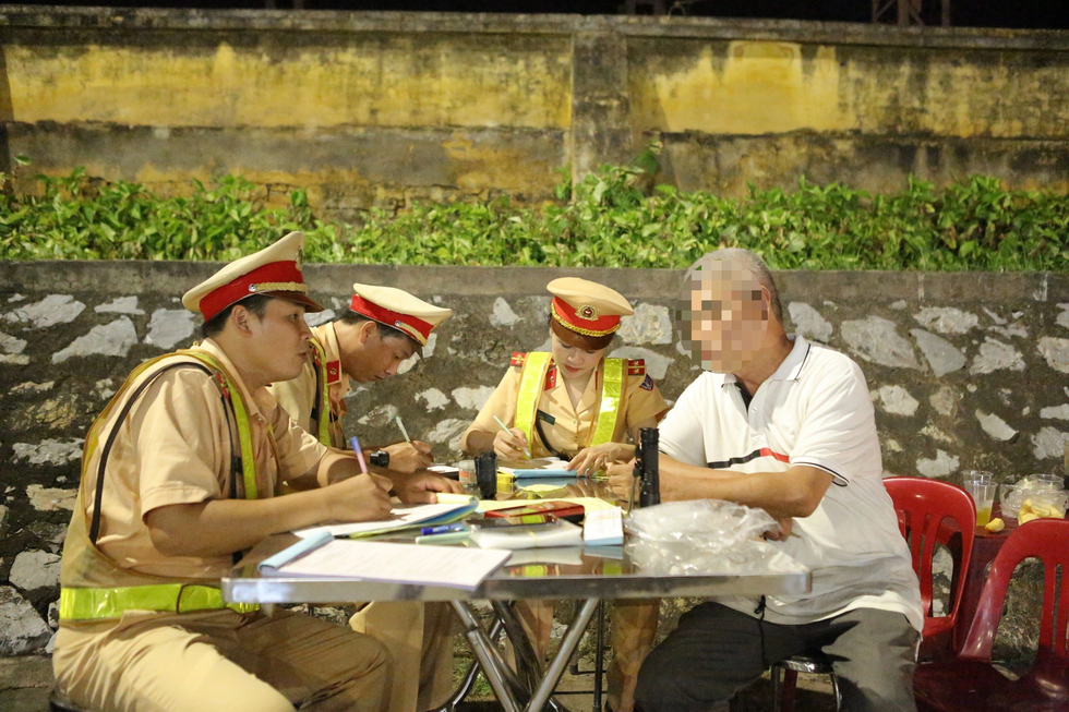 Kỳ 2: Bí thư, chủ tịch, công an vi phạm nồng độ cồn... cũng phạt - 4