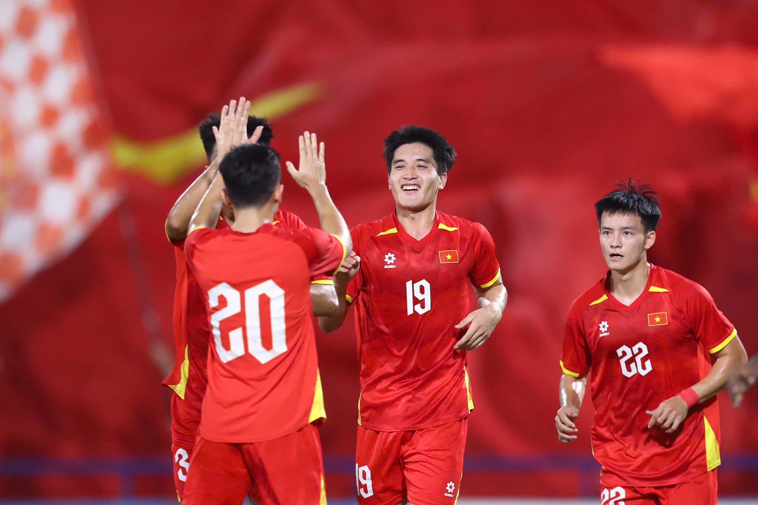 Ngọc Mỹ, Lê Victor giúp U23 Việt Nam hạ gục U23 Bangladesh - 1