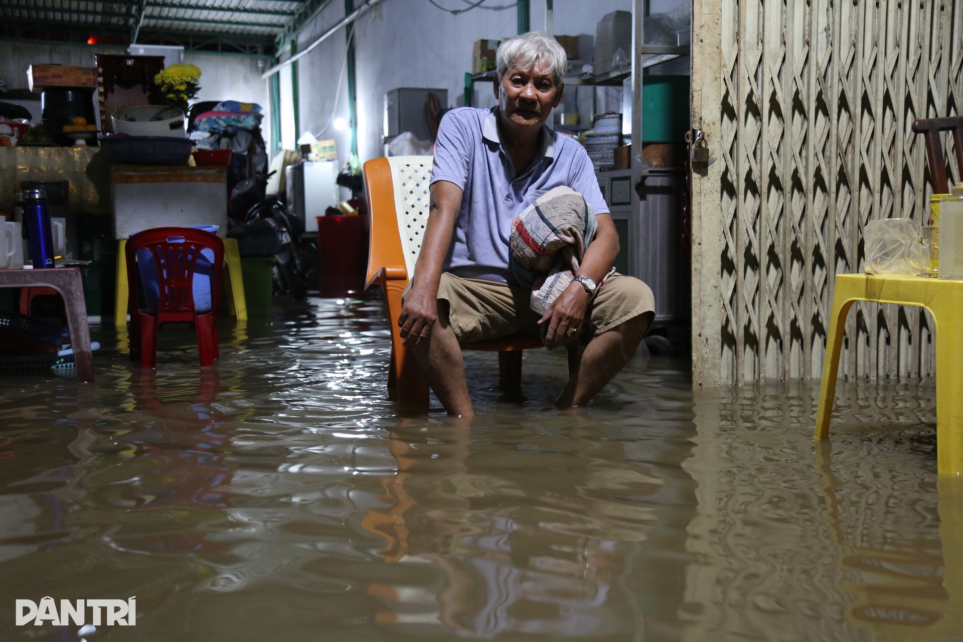 Rốn lũ Hàm Thắng ngập sâu, quốc lộ 1 tê liệt dù trời không mưa - 4 Rốn lũ Hàm Thắng ngập sâu, quốc lộ 1 tê liệt dù trời không mưa - 4