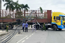 Xe đầu kéo đi vào đường cấm làm gãy 4 trụ điện, 300 hộ dân bị ảnh hưởng
