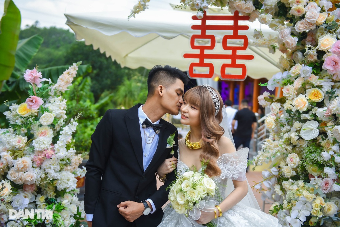 Đám cưới Mạc Văn Khoa: NSND Tự Long về dự, cô dâu đeo vàng trĩu cổ - 3 Đám cưới Mạc Văn Khoa: NSND Tự Long về dự, cô dâu đeo vàng trĩu cổ - 3