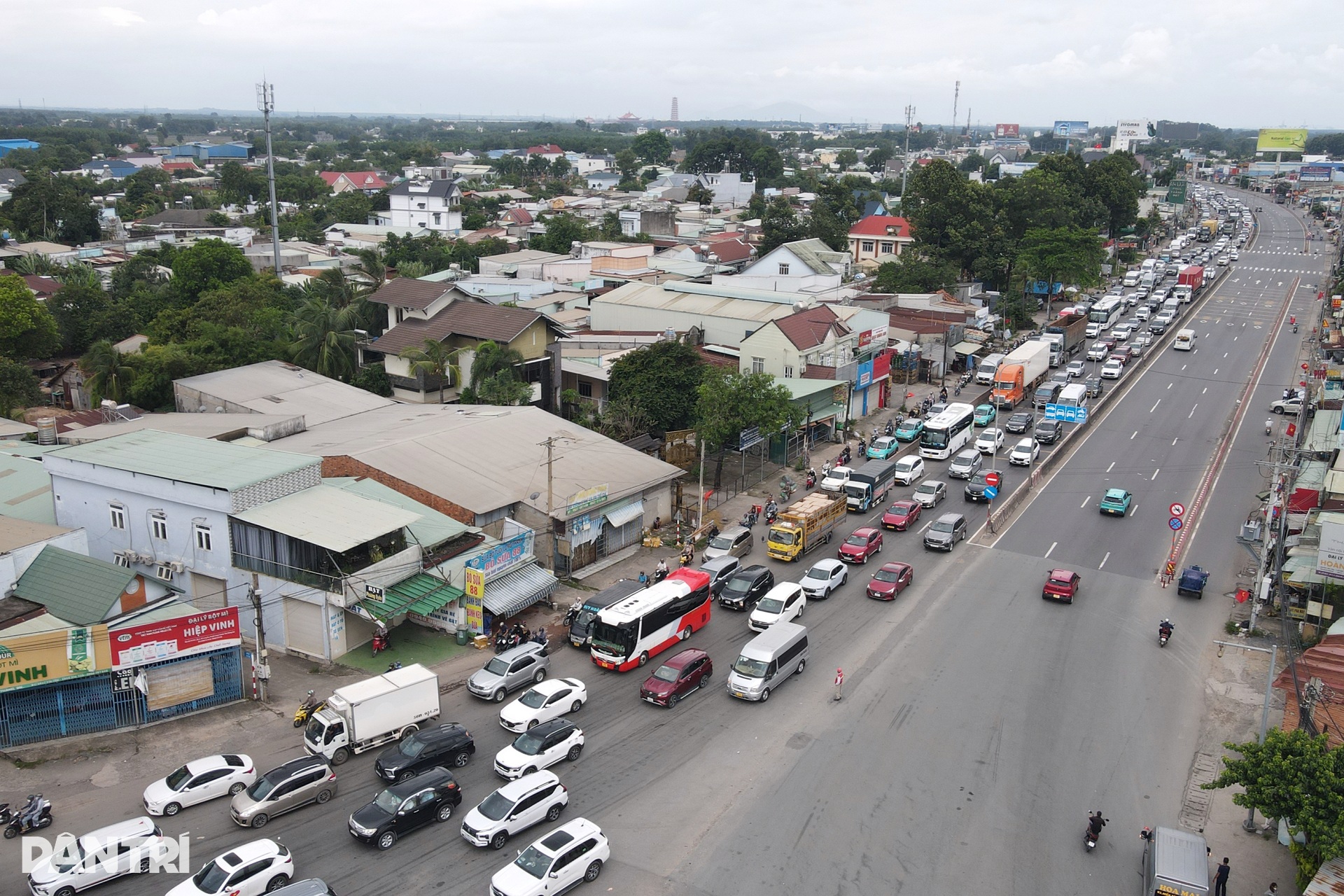 Người dân quay lại TPHCM sớm, quốc lộ 51 ùn tắc kéo dài - 15 Người dân quay lại TPHCM sớm, quốc lộ 51 ùn tắc kéo dài - 15
