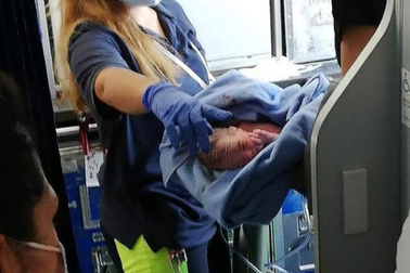 Em bé được bay miễn phí vì sinh ra trên trời