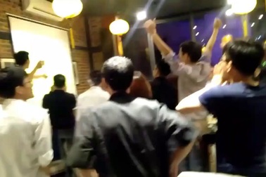 Một quán nhậu được khách đặt kín bàn để theo dõi trận đấu giữa U23 Việt Nam - U23 Iraq vừa qua. (Video: Hồng Vân)