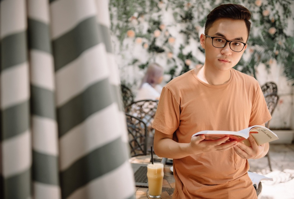 Nam hướng dẫn viên bất ngờ nổi tiếng nhờ màn hát tiếng Anh ấn tượng - 1 Nam hướng dẫn viên bất ngờ nổi tiếng nhờ màn hát tiếng Anh ấn tượng - 1
