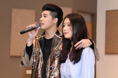 Noo Phước Thịnh chiều fan hết mực khiến khán giả Singapore “bấn loạn“