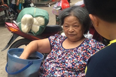 Cụ bà 80 tuổi tự thoát ra khỏi căn nhà bốc cháy