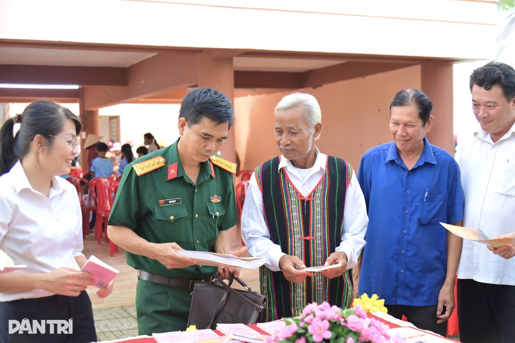 Bộ chỉ huy quân sự Đồng Nai khám bệnh, tặng quà cho bà con dân tộc Chơ Ro - 2 Bộ chỉ huy quân sự Đồng Nai khám bệnh, tặng quà cho bà con dân tộc Chơ Ro - 2