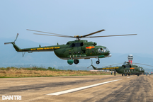 Dàn 11 trực thăng của Không quân Việt Nam hạ cánh ở sân bay Điện Biên