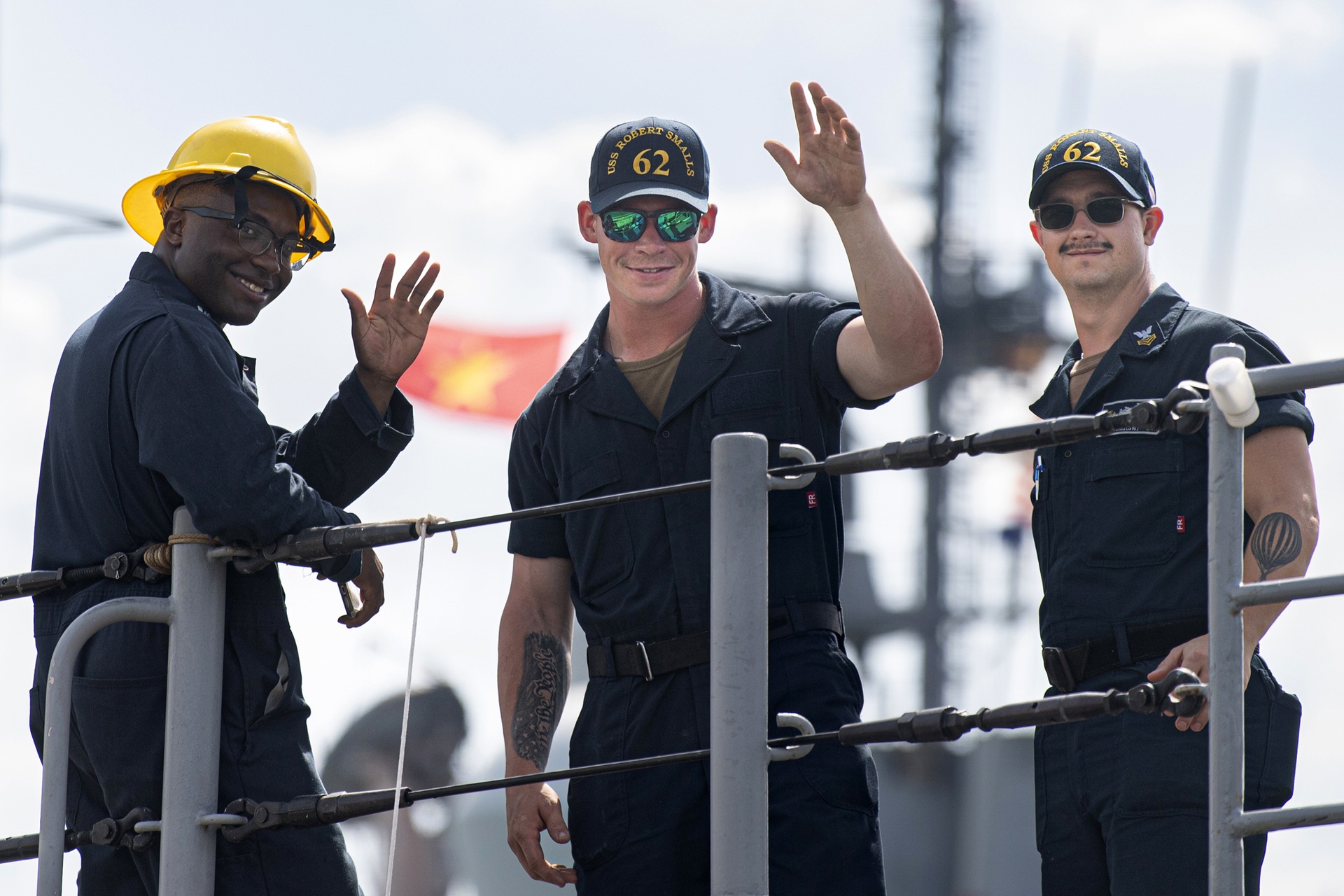 Cận cảnh tàu sân bay Mỹ USS Ronald Reagan vào vịnh Đà Nẵng - 7 Cận cảnh tàu sân bay Mỹ USS Ronald Reagan vào vịnh Đà Nẵng - 7