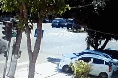 Clip “ô tô vượt đèn đỏ gây tai nạn kinh hoàng” là khoảnh khắc giao thông nổi bật tuần qua