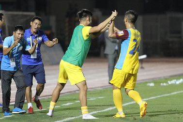Thua đắng Khánh Hoà, CLB TPHCM mất ngôi đầu bảng V-League