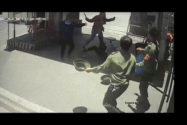 Xôn xao Clip nữ quái cầm dao "dằn mặt" cán bộ bến xe Vinh.