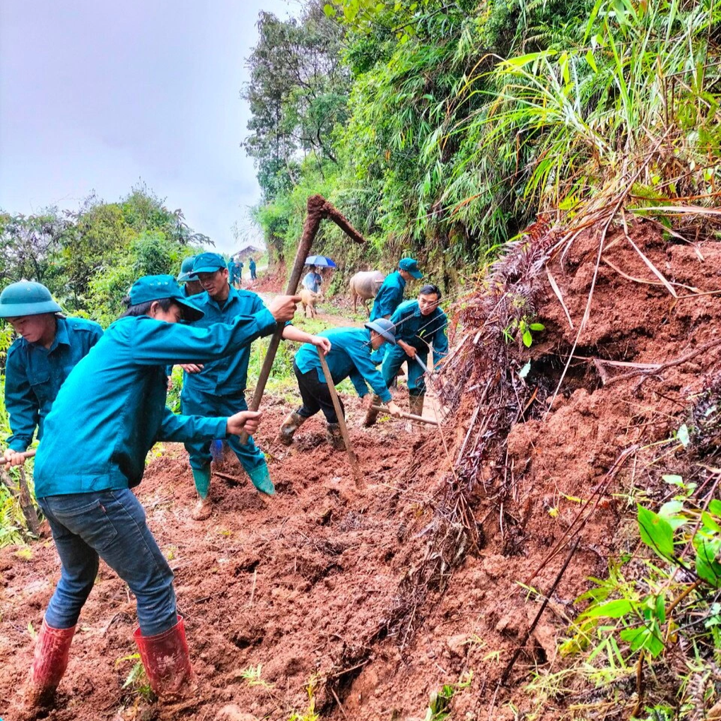 Dân quân chở nhu yếu phẩm hỗ trợ bà con vùng lũ Mù Cang Chải - 2 Dân quân chở nhu yếu phẩm hỗ trợ bà con vùng lũ Mù Cang Chải - 2