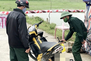 "Chiến sĩ" 73 tuổi mang chân giả xung phong đứng chốt kiểm dịch