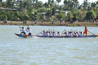 Không phục trọng tài, tay chèo dùng thuyền… chặn đường đua suốt 2 giờ