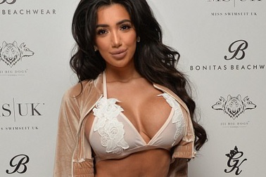 Chloe Khan khoe vòng một ngoại cỡ