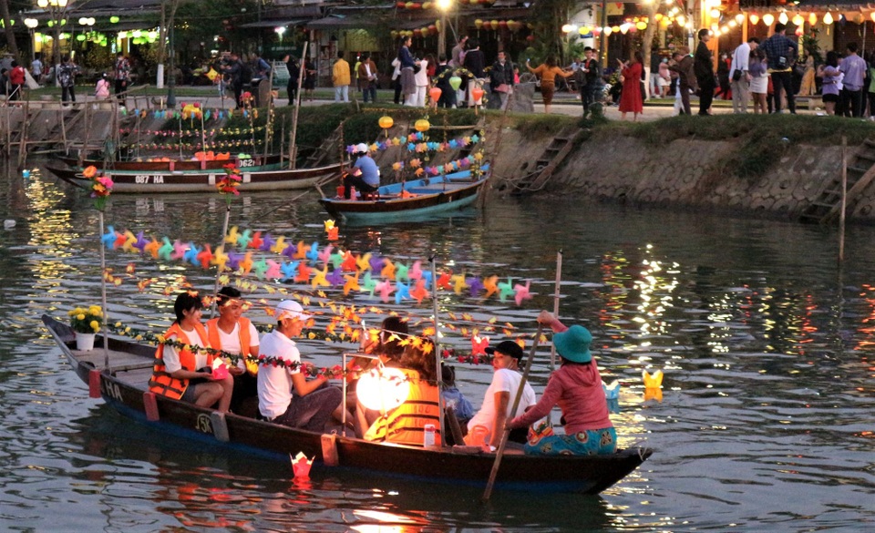Du khách xúng xính check-in Hội An trong ngày đầu mở cửa trở lại - 9 Du khách xúng xính check-in Hội An trong ngày đầu mở cửa trở lại - 9