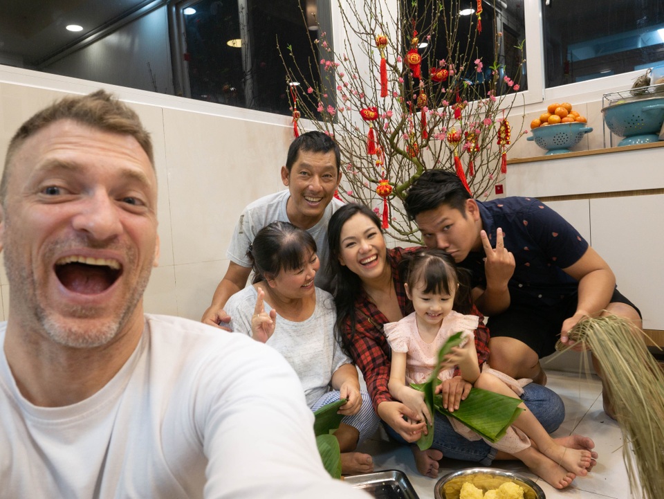Phương Vy Idol hướng dẫn chồng Tây “cực nghiện Tết Việt” gói bánh chưng - 5 Phương Vy Idol hướng dẫn chồng Tây “cực nghiện Tết Việt” gói bánh chưng - 5