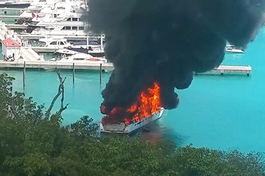 Du thuyền triệu đô bốc cháy ngùn ngụt