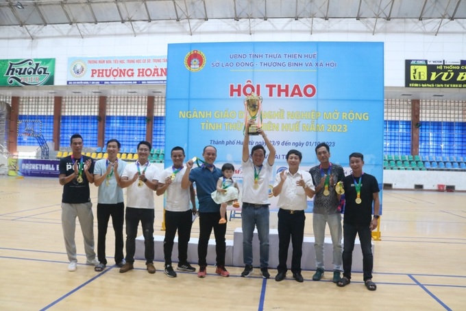 Lãnh đạo Sở LĐ-TB&XH tỉnh Thừa Thiên Huế trao Huy chương vàng và cúp cho đội vô địch môn bóng đá nam tại Hội thao GDNN năm 2023