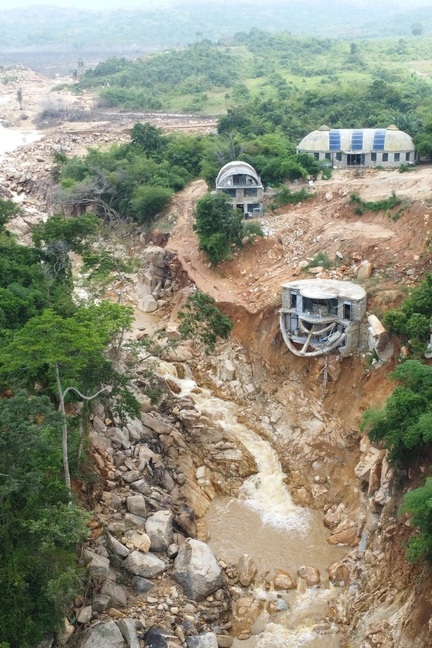 Hiện trường quả đồi bị nước lũ xé toạc ở Lâm Đồng