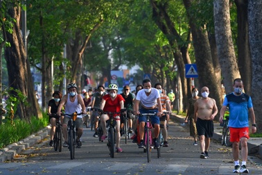 Hồ Gươm biến thành "trường đua" xe đạp, chật ních người đi bộ tập thể dục