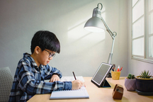 Lời cảnh tỉnh sau chuyện cậu bé 7 tuổi ở Trung Quốc bật khóc khi học online