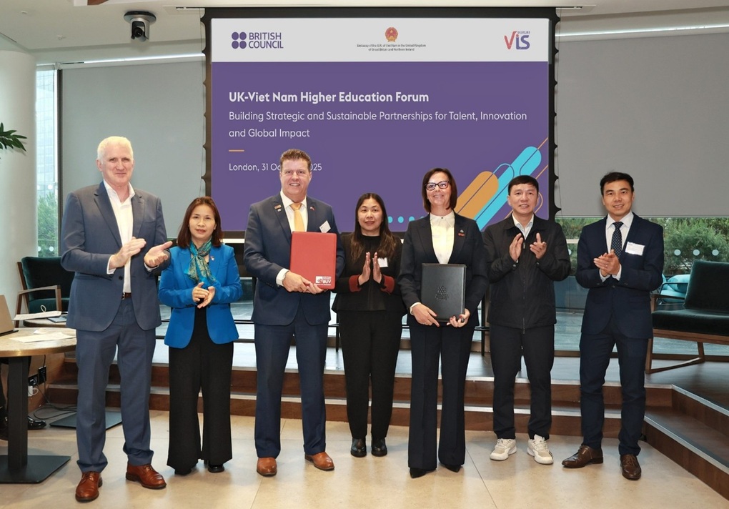 British University Vietnam utväxlar avsiktsförklaring med Manchester Metropolitan University - 1 Trường Đại học Anh Quốc Việt Nam trao đổi ý định thư với Đại học Manchester Metropolitan - 1